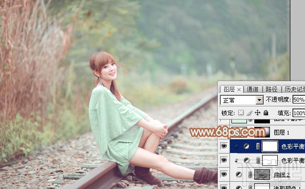 如何用Photoshop CC打造甜美的淡调青绿色铁轨美女图片