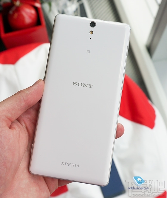 SONY索尼Xperia新机上手实拍：超窄边框 