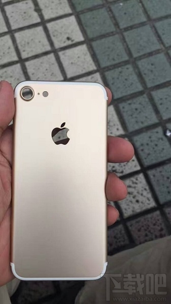 新曝光iPhone 7后壳 白条变盖头