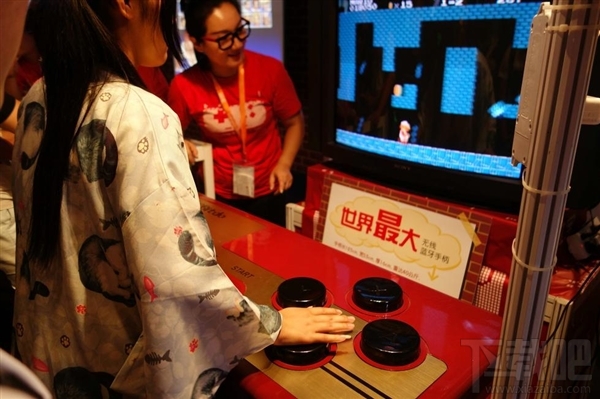 ChinaJoy展出世界比较大 妹子再用力些才行