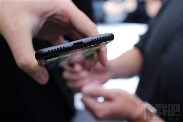 iPhone7亮黑色价格6188元，i7亮光黑版没有32G(图集)