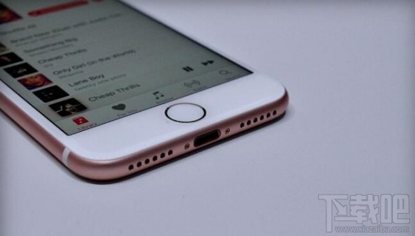 iPhone 7来了 耳机口小物件无法存活