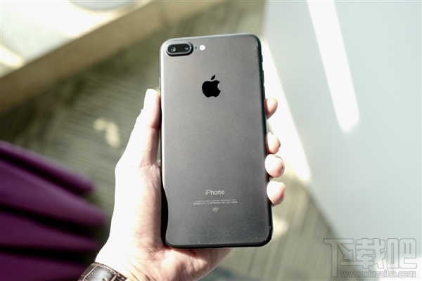 亮黑色iPhone 7 Plus不戴套裸奔三周后花脸如旧机