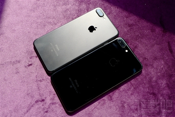 亮黑色iPhone 7 Plus不戴套裸奔三周后花脸如旧机