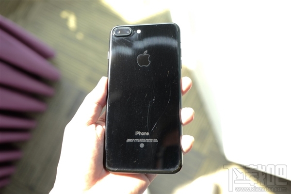 亮黑色iPhone 7 Plus不戴套裸奔三周后花脸如旧机