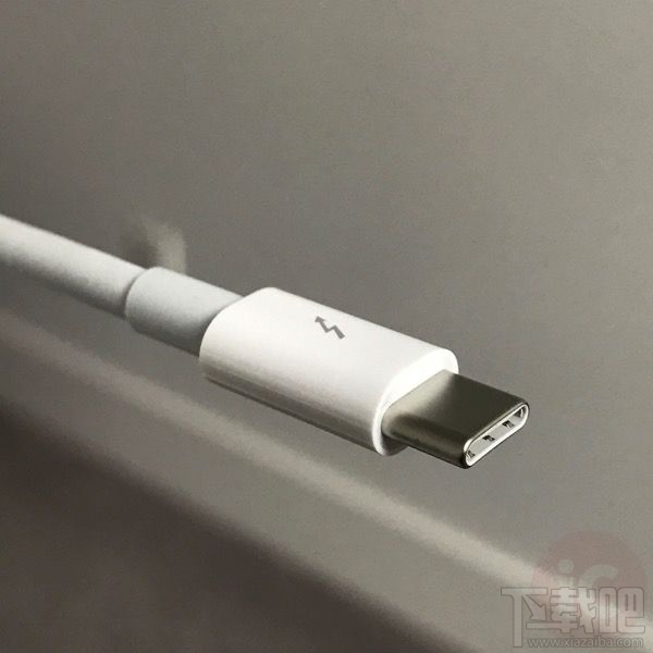 苹果 官方Thunderbolt 3-2 转换器真机上手