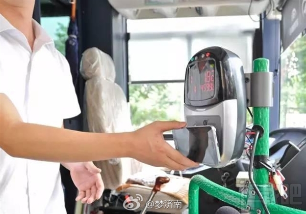 中国移动推出NFC手机卡：济南市民刷手机坐公交不是梦