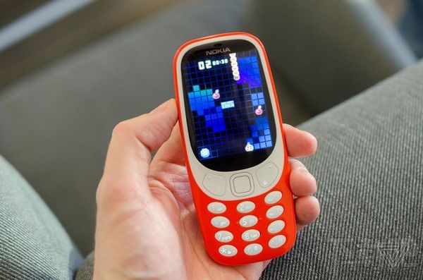 复刻版Nokia3310真机上手:52美元情怀2.4寸阉割机