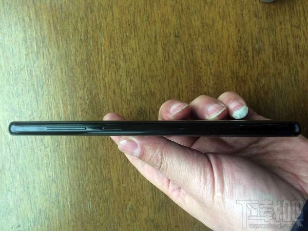 外媒曝光 Galaxy S8 真机亮屏图