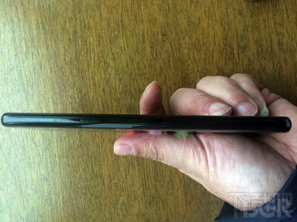 外媒曝光 Galaxy S8 真机亮屏图