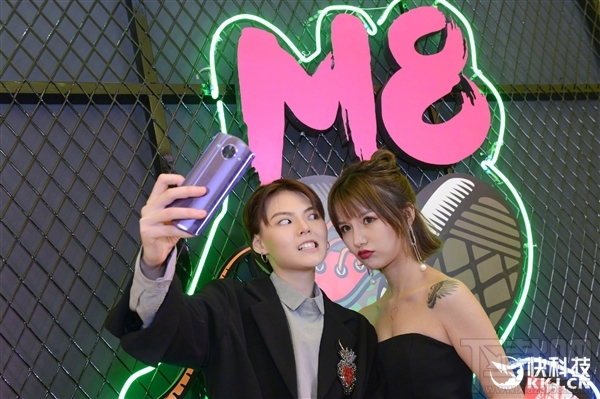 美图M8发布：美颜效果更美了，2599元起！