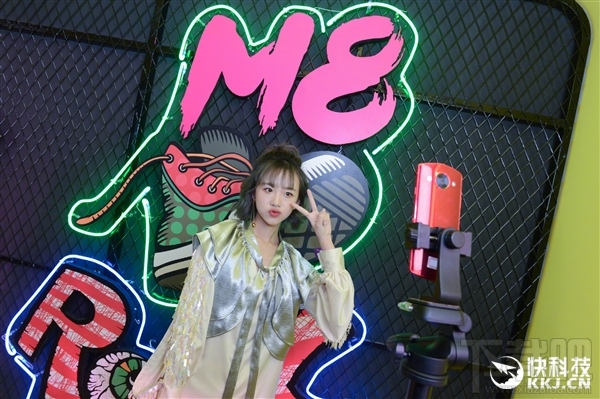 美图M8发布：美颜效果更美了，2599元起！