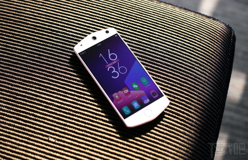 美图M8月光白好看吗？美图M8白色真机开箱图片欣赏