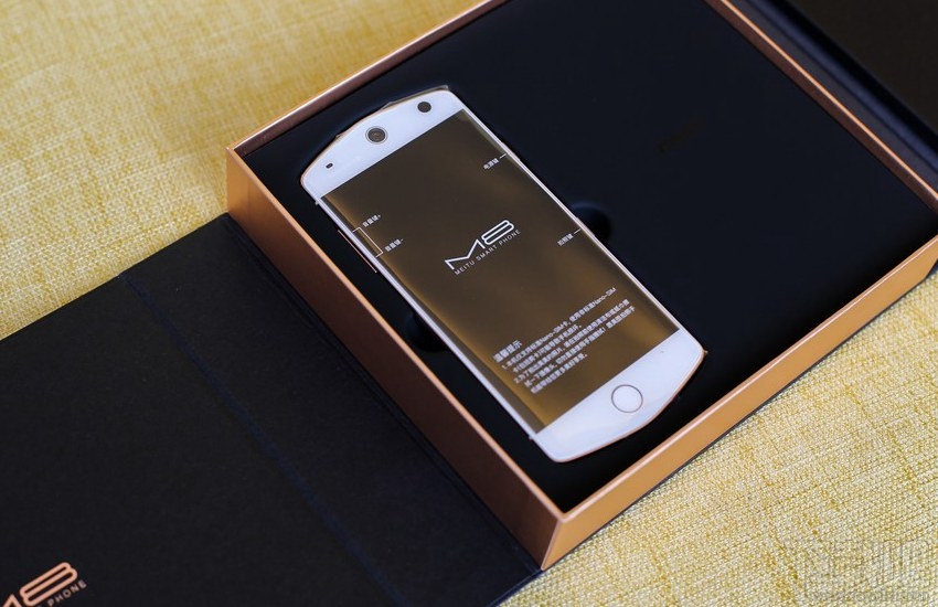 美图M8月光白好看吗？美图M8白色真机开箱图片欣赏