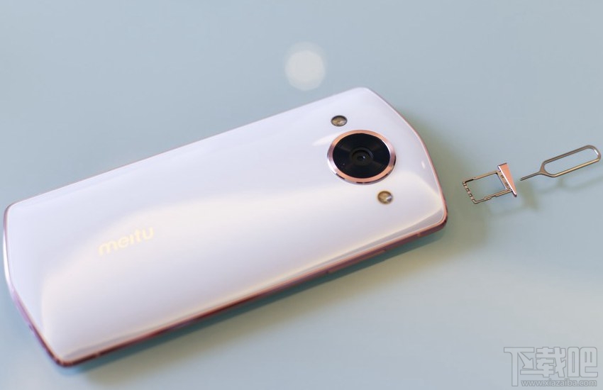 美图M8月光白好看吗？美图M8白色真机开箱图片欣赏