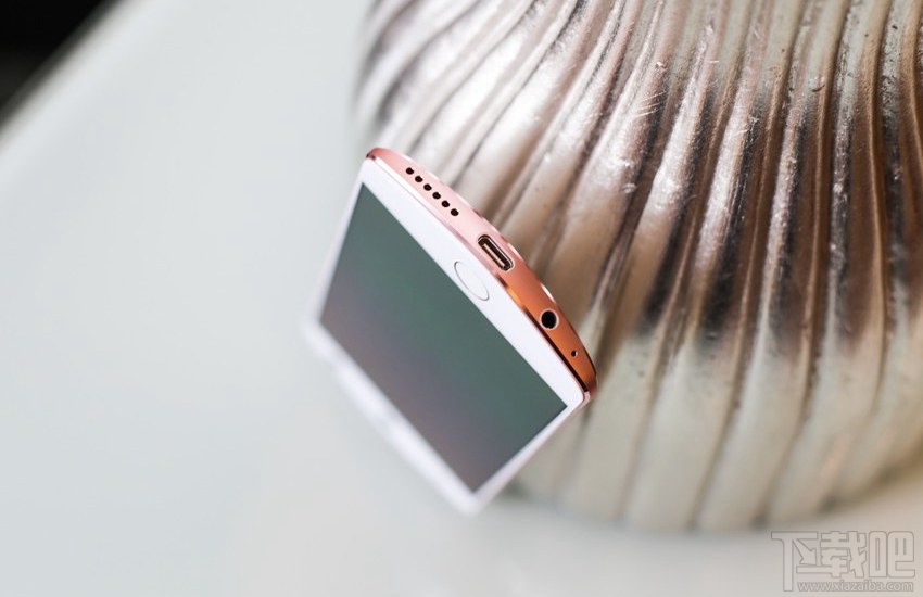 美图M8月光白好看吗？美图M8白色真机开箱图片欣赏