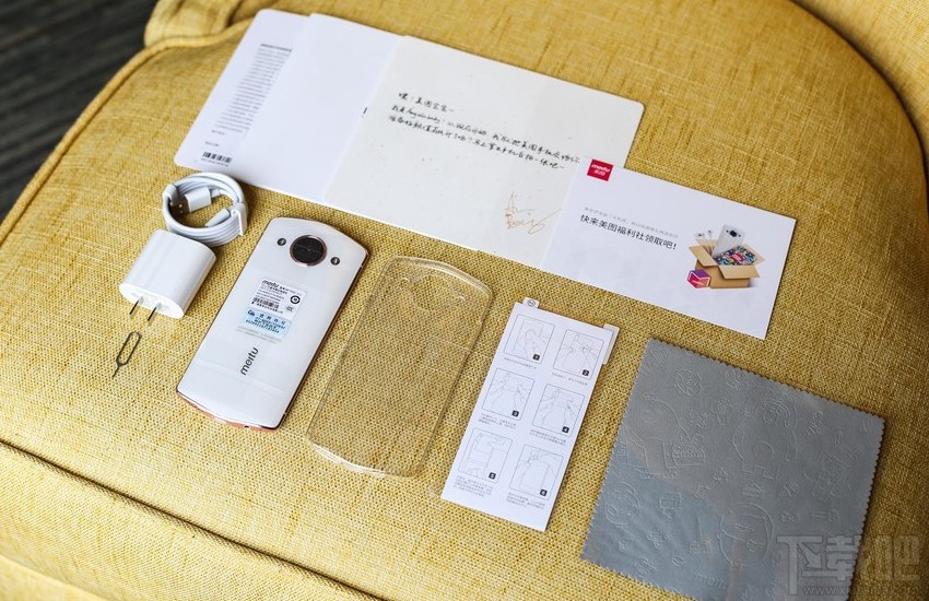 美图M8月光白好看吗？美图M8白色真机开箱图片欣赏
