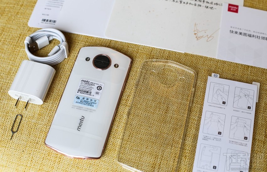 美图M8月光白好看吗？美图M8白色真机开箱图片欣赏