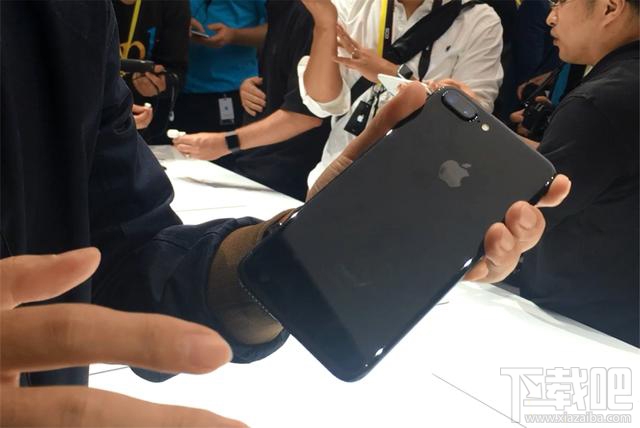 苹果iPhone 7体验！苹果手机iPhone 7全新亮黑色上手视频