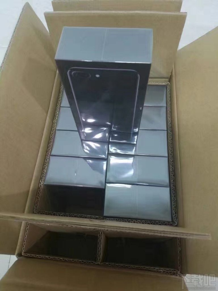要黑就黑到底！苹果iPhone7亮黑色的盒子也是黑的
