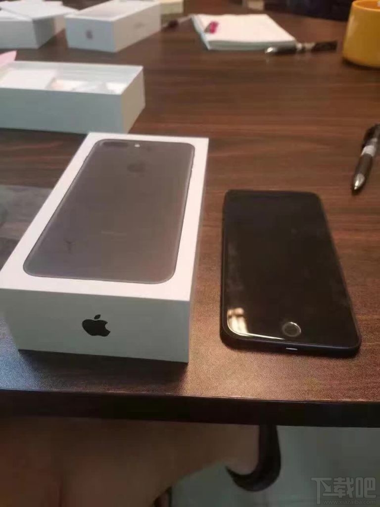 要黑就黑到底！苹果iPhone7亮黑色的盒子也是黑的