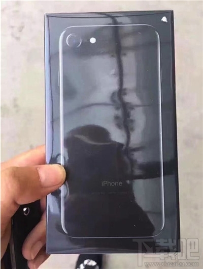 酷酷的iPhone7亮黑色开箱图曝光