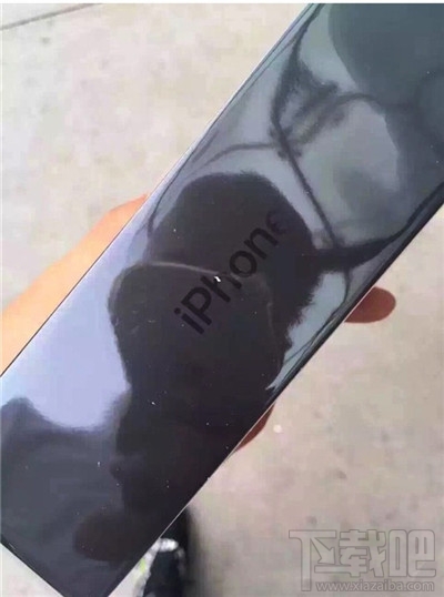 酷酷的iPhone7亮黑色开箱图曝光