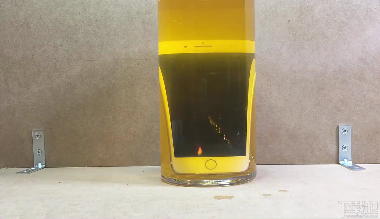 iPhone7防水测试：分别放入热咖啡、苏打水和海水中
