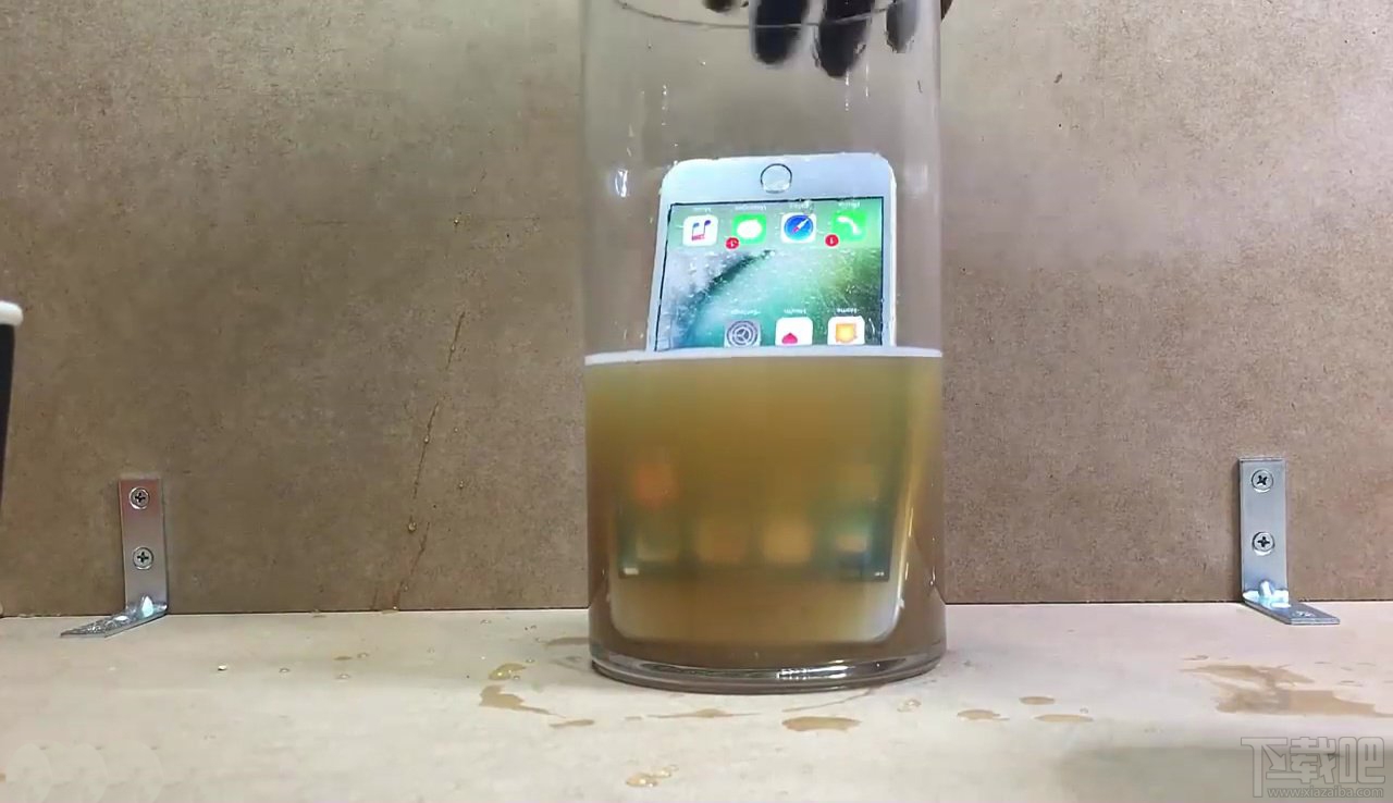 iPhone7防水测试：分别放入热咖啡、苏打水和海水中