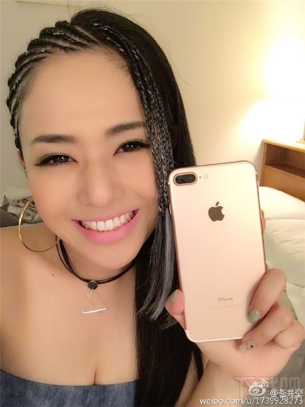 苍井空上手苹果玫瑰金iPhone7 Plus！你还在等亮黑色吗？