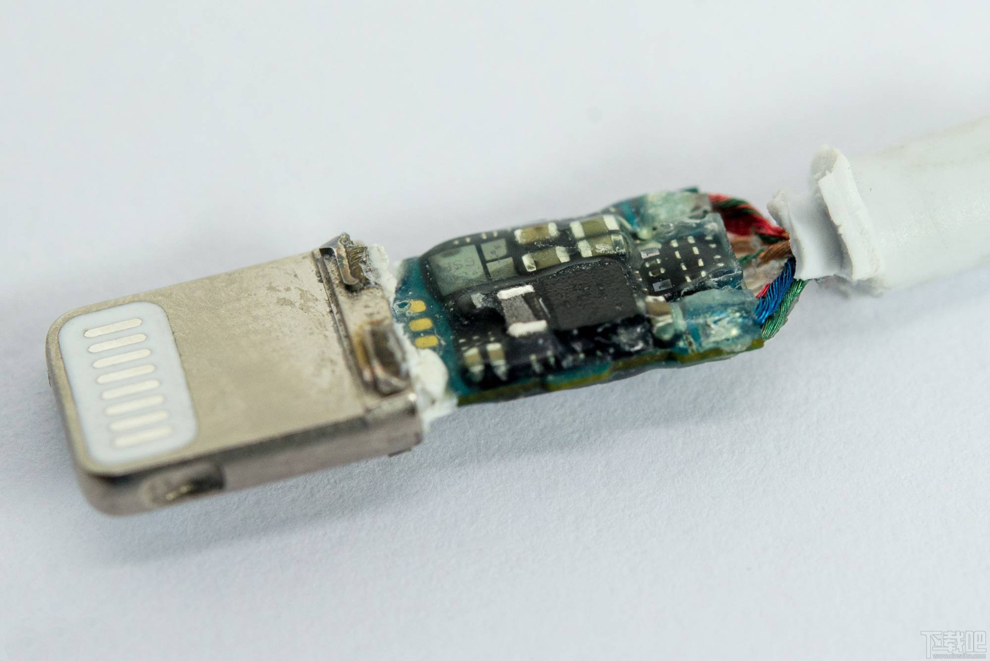 内藏玄机！苹果Lightning 3.5mm耳机孔转换器拆解