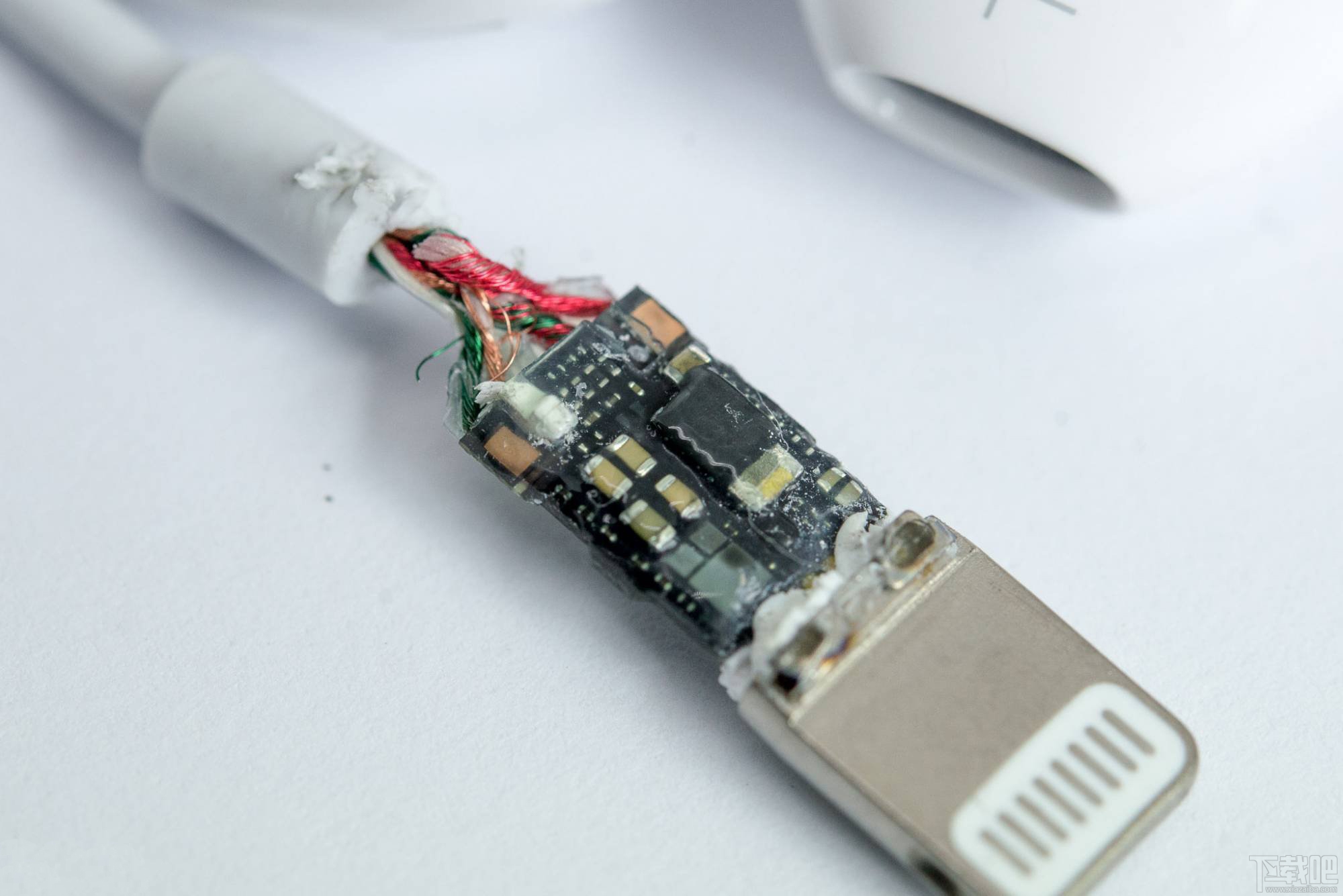 内藏玄机！苹果Lightning 3.5mm耳机孔转换器拆解