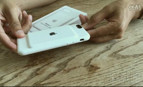 iPhone7套上新鼓包 新版苹果智能电池保护壳上手视频放出