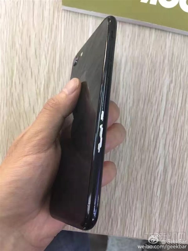 惨不忍睹！掉漆后的亮黑色苹果iPhone7