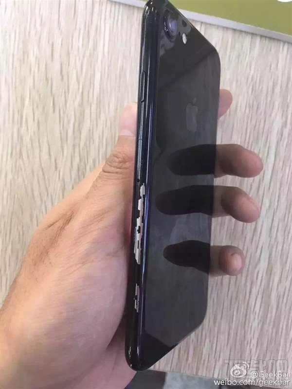 惨不忍睹！掉漆后的亮黑色苹果iPhone7