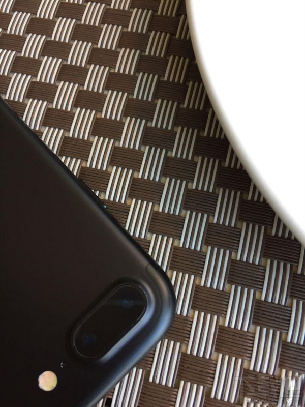 不止是亮黑！iPhone7磨砂黑也出现掉漆