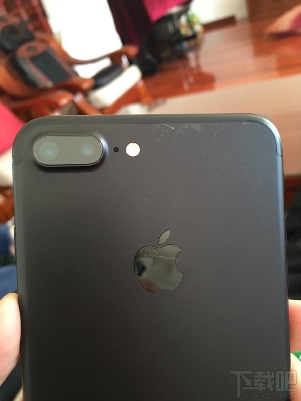 不止是亮黑！iPhone7磨砂黑也出现掉漆