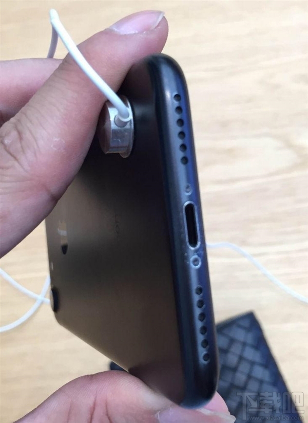 不止是亮黑！iPhone7磨砂黑也出现掉漆
