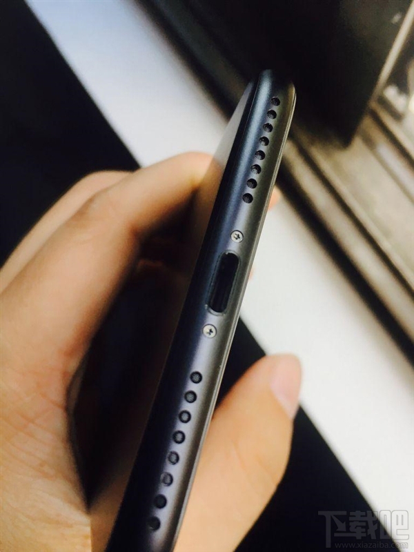 不止是亮黑！iPhone7磨砂黑也出现掉漆