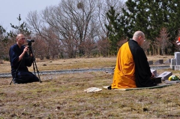 日本新型扫墓方式：打开手机看直播就行了