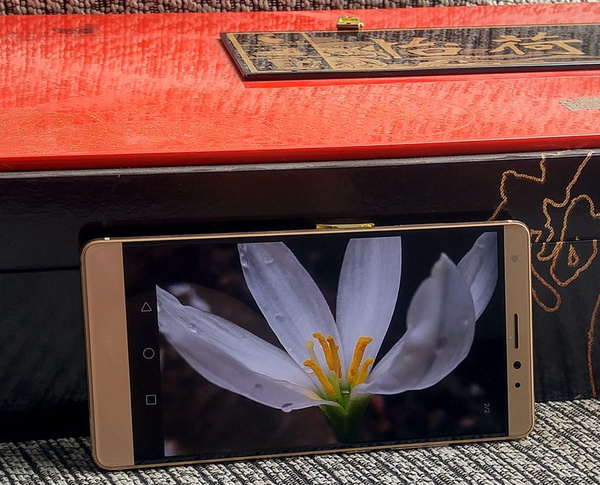 华为手机高端市场遇冷 Mate 7传奇难续
