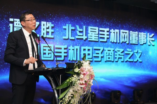 两度举报小米的青葱手机调侃无边框手机：是门框？