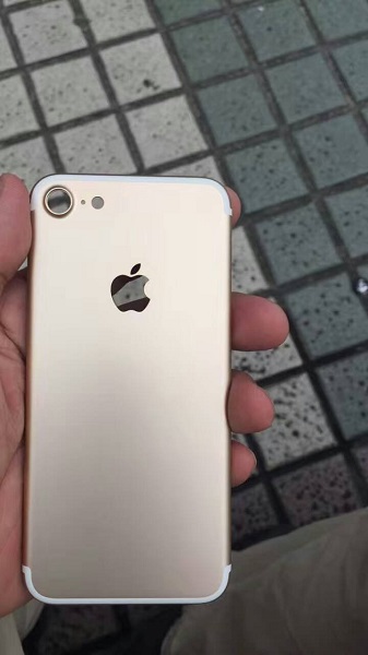 新曝光iPhone 7后壳 白条变盖头