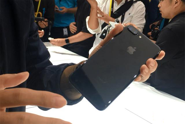 苹果iPhone 7体验！苹果手机iPhone 7全新亮黑色上手视频