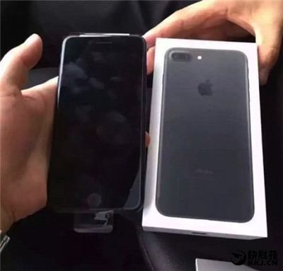 酷酷的iPhone7亮黑色开箱图曝光