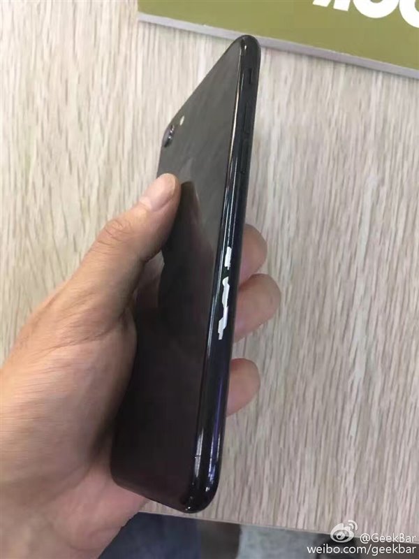 掉漆後的亮黑色蘋果iphone7