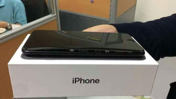 可怕！iPhone 7 Plus使用1周电池鼓包：撑爆屏幕