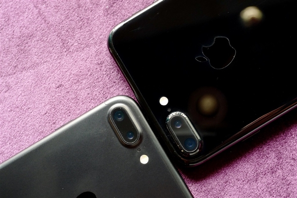 亮黑色iPhone 7 Plus不戴套裸奔三周后花脸如旧机