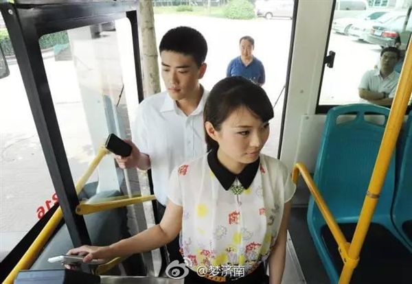 中国移动推出NFC手机卡：济南市民刷手机坐公交不是梦