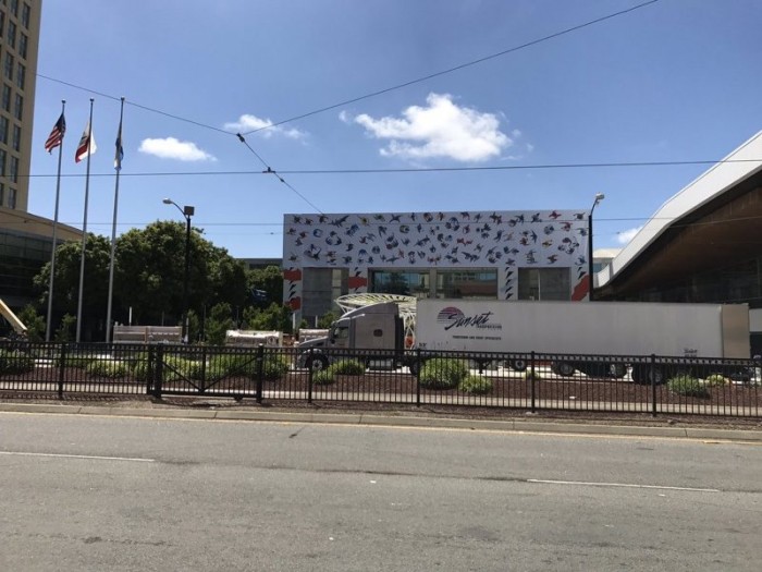 苹果世界开发者大会WWDC2017召开在即，苹果已开始布置会场
